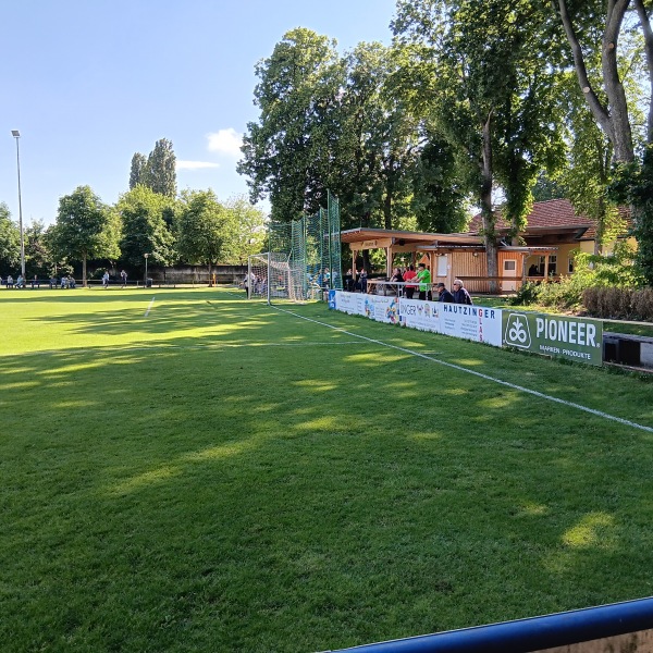 Sportplatz Halbturn - Halbturn