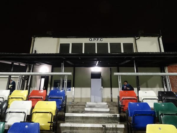 Das weiße Gebäude sind die Kabinen - es gilt als ältestes Gebäude der Welt mit einem Fußballbezug (Umkleiden seit dem 19. Jahrhundert)