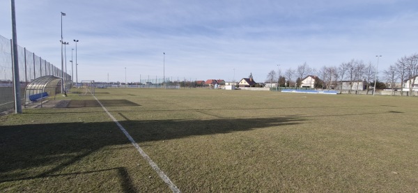Stadion w Starych Oborzyskach obok - Stare Oborzyska