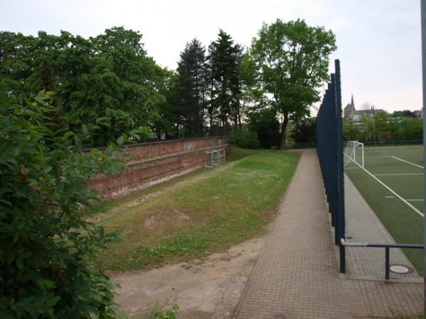 Ernst-Reuter-Kampfbahn Nebenplatz - Mönchengladbach