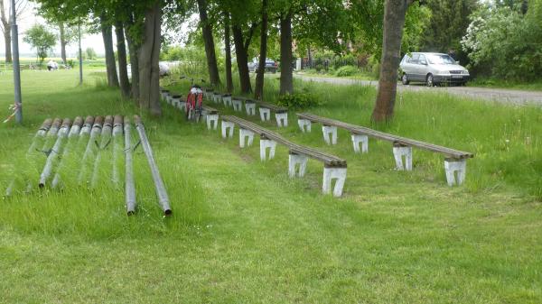 Boisko w Lubiechni Wielkiej obok - Lubiechnia Wielka