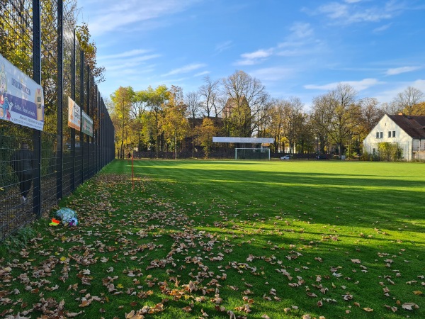 Sportplatz an der Dorfkirche 2 - Berlin-Marienfelde