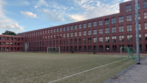 Sportplatz Wilhelm-Ostwald-Schule - OSZ für Gestaltung - Berlin-Steglitz