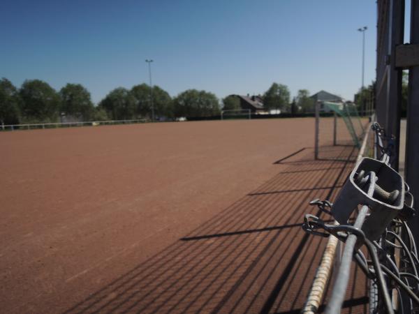 Sportplatz Am alten Weinberg - Wiesbaden-Breckenheim