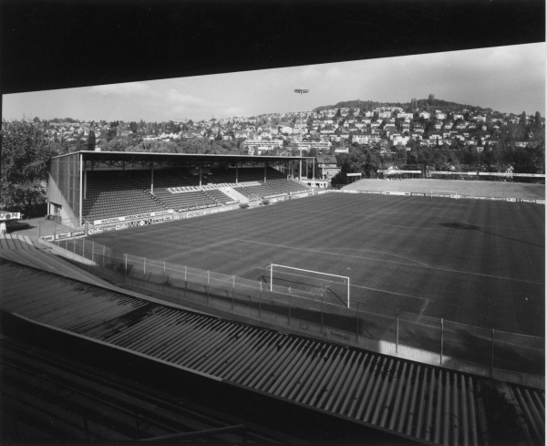 Tribüne mit Wohnung und Restaurant 1983