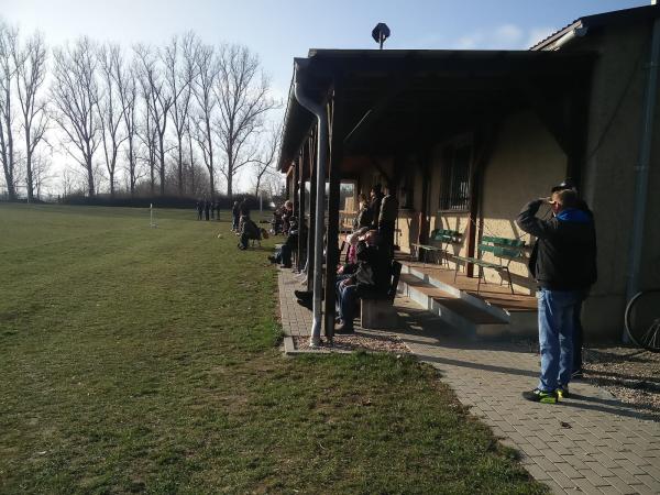 Sportplatz an der Dorfkirche - Uckerland-Lübbenow