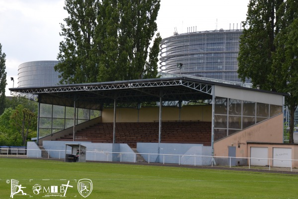 Alter Zustand (mit Naturrasen und Tribüne)