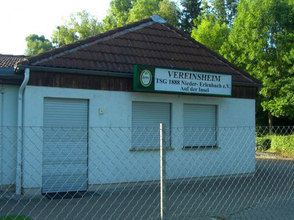 Sportplatz auf der Insel - Frankfurt/Main-Nieder-Erlenbach