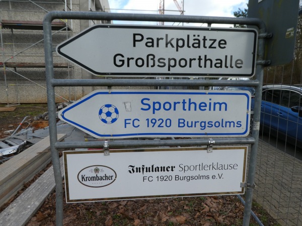 Erich-Mohr-Stadion Nebenplatz - Solms-Burgsolms