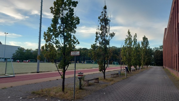 Sportplatz Wilhelm-Ostwald-Schule - OSZ für Gestaltung - Berlin-Steglitz
