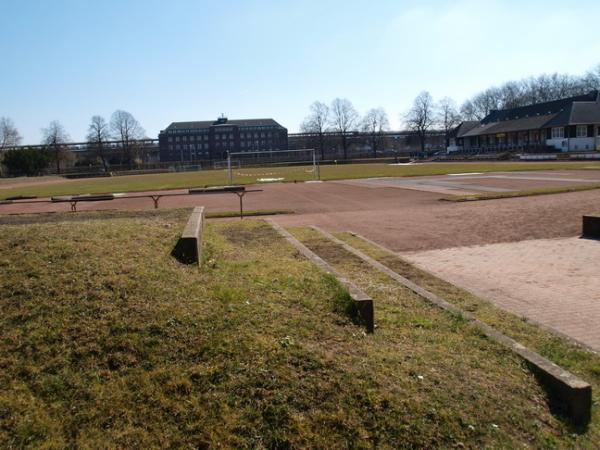 Edelstahlkampfbahn der Bezirkssportanlage Stahldorf - Krefeld-Stahldorf