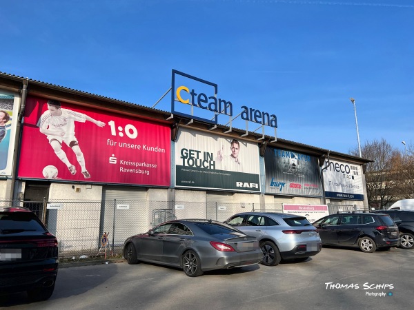 vor dem Modernisierung der Haupttribüne 2024