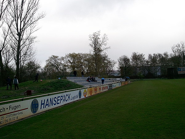Stadion an der Landesgrenze - Hamburg-Wilhelmsburg