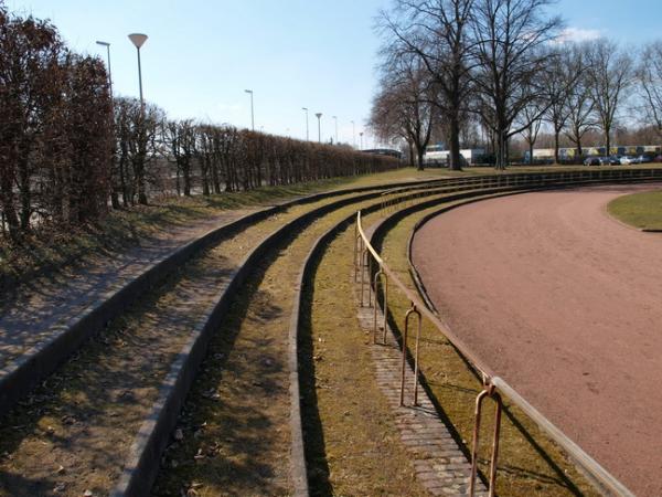 Edelstahlkampfbahn der Bezirkssportanlage Stahldorf - Krefeld-Stahldorf