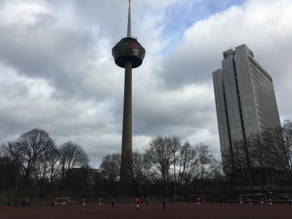 Prälat-Wolker-Anlage / Bezirkssportanlage Mitte Platz 3 - Köln-Ehrenfeld