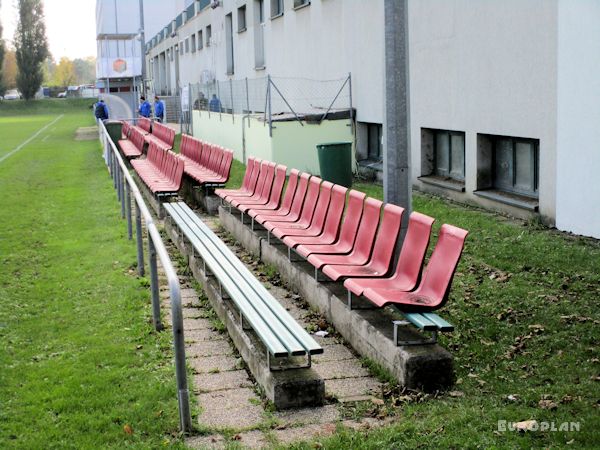 Alter Zustand (Naturrasen, ohne Tribüne)