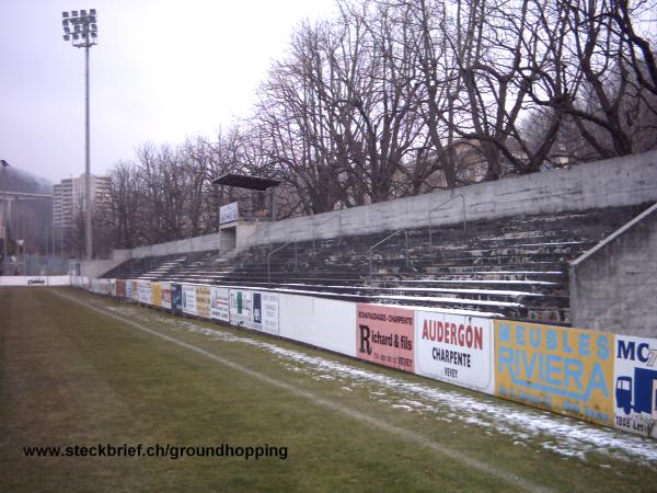Alter Zustand: Gegentribüne abgerissen