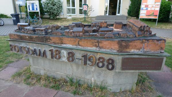 Lok-Platz an der Glienicker Brücke - Potsdam-Berliner Vorstadt