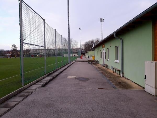 Richard-Gebert-Sportanlage Nebenplatz - Schwadorf