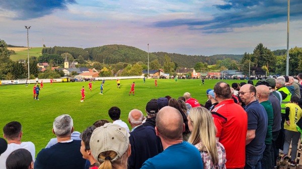 Sportplatz im Dorf - Wallenborn/Eifel