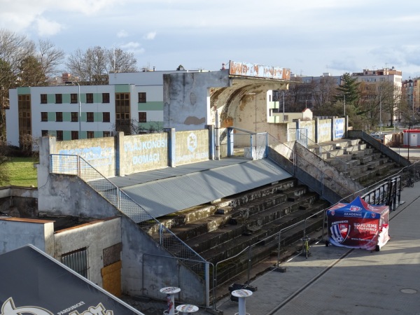 Brána borců aus dem Jahr 1931. Dieser Teil des alten Stadions befindet sich nun hinter der neuen Haupttribüne