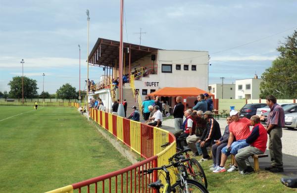 Futbalový štadión ŠK Veľké Úľany - Veľké Uľany