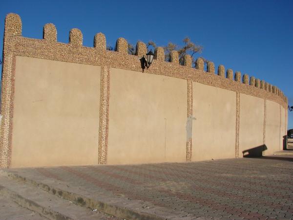Außenmauer des Stadions im Stil alter Lehmfestungen