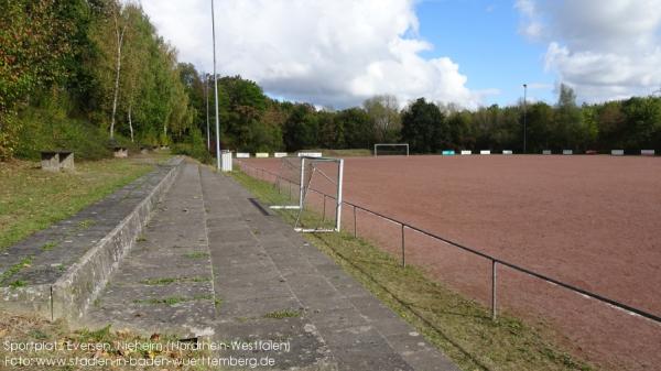 Sportplatz im Felde - Nieheim-Eversen