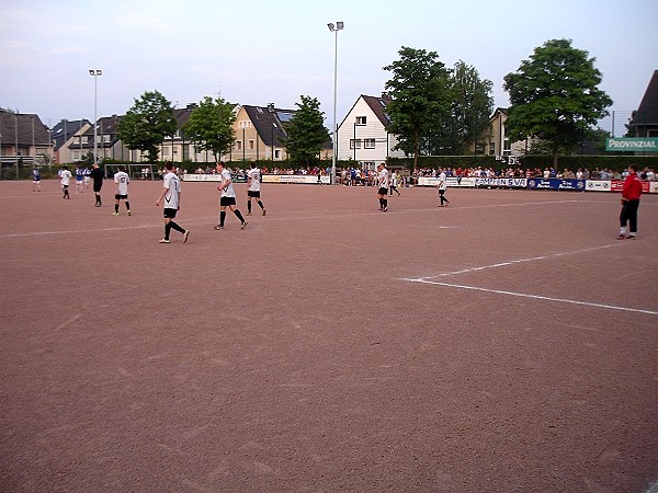 Platz inzwischen mit Kunstrasen