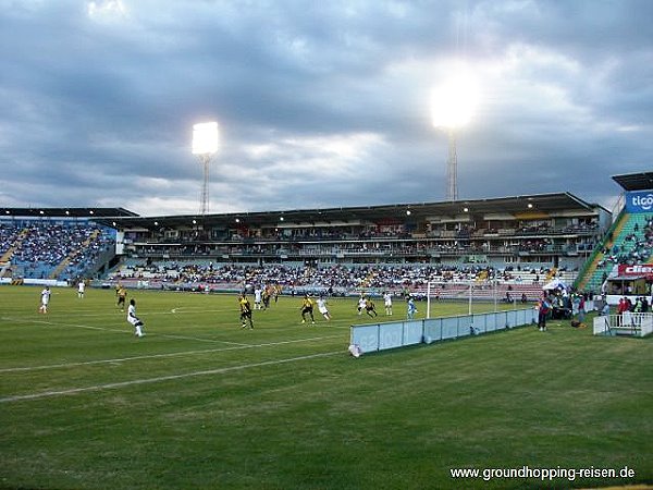 Estadio Nacional Chelato Uclés - Tegucigalpa