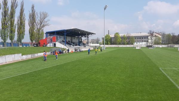 Nach der Renovierung der Tribüne aber vor dem Umbau auf Kunstrasen