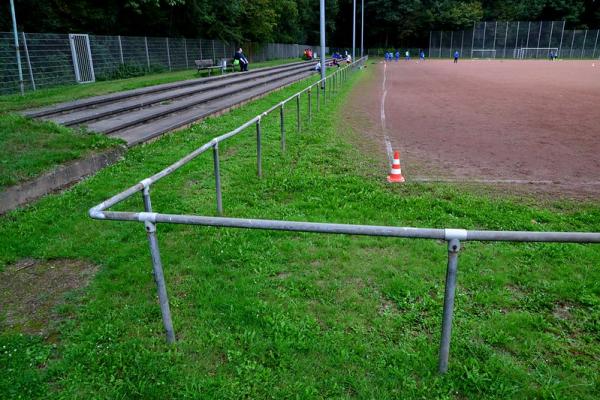 Sportplatz an der Autobahn - Köln-Rodenkirchen