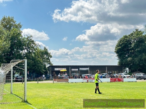 Sportplatz zwischen den Orten - Weselberg-Harsberg