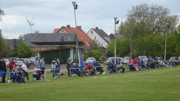 Boisko w Lubiechni Wielkiej obok - Lubiechnia Wielka