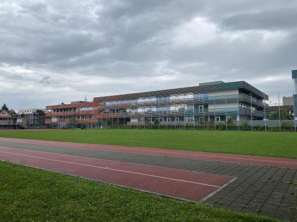 Auf dem Platz wurde das Schulhaus im Hintergund gebaut.