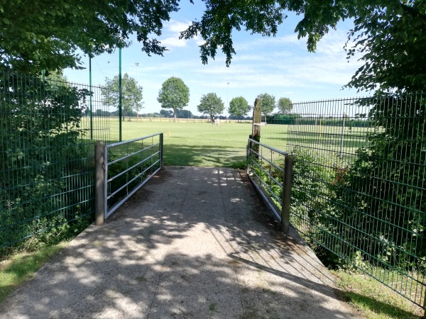 Rhein-Lander-Stadion Nebenplatz - Rees-Bienen