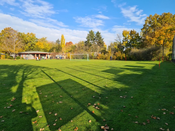 Sportplatz an der Dorfkirche 2 - Berlin-Marienfelde