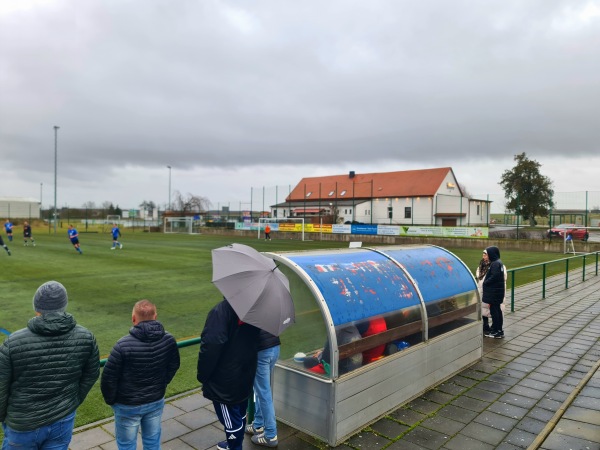Sportplatz an der B80 2 - Seegebiet Mansfelder Land-Lüttchendorf