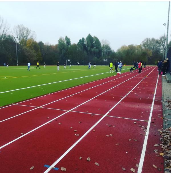 Sportplatz Ernst-Busch-Straße - Berlin-Buch