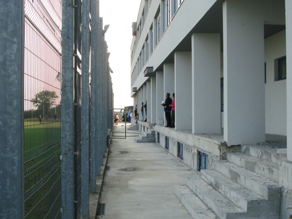 Tsentŭr za obuchenie Gnezdo, pŭlno s akuli - Burgas, OT Sarafovo