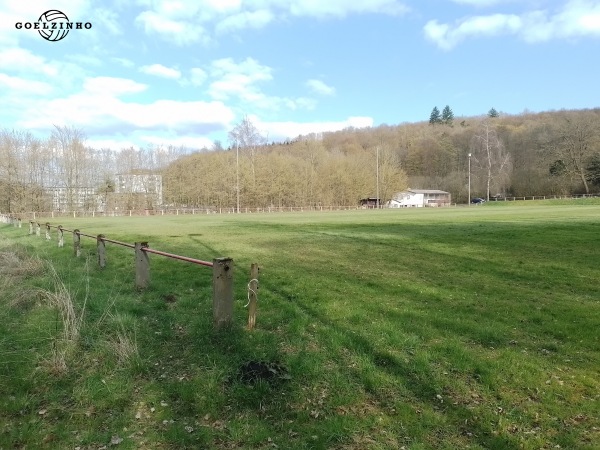 Sportplatz am Schwimmbad - Hirzenhain