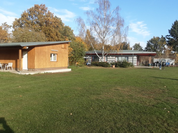 Sportplatz an der Dorfkirche 2 - Berlin-Marienfelde