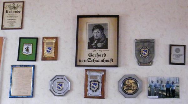 Im Sportlerheim; u.a. das Porträt des preußischen Generals Scharnhorst nach dem der Verein heißt. Es gibt kaum Vereine in Deutschland, die nach historischen Personen heißen.
