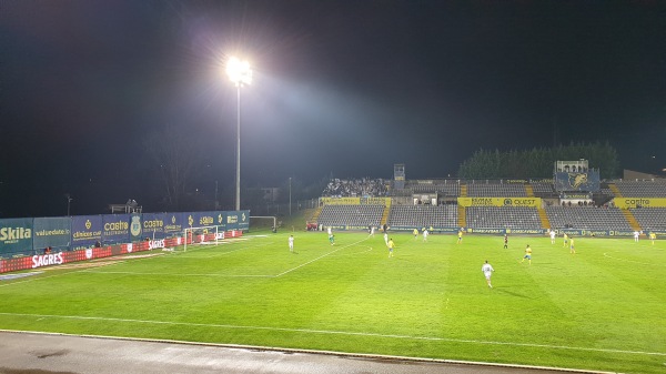 Keine Hintertor-Tribünen mehr, dafür wurde die Gegentribüne erweitert/erhöht.