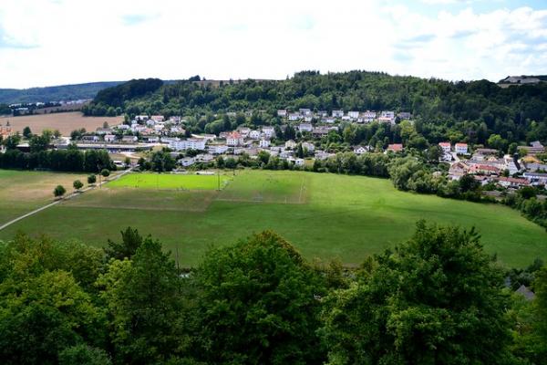 Blick von Burg Eichstätt (Willibaldsburg) auf die Sportanlagen