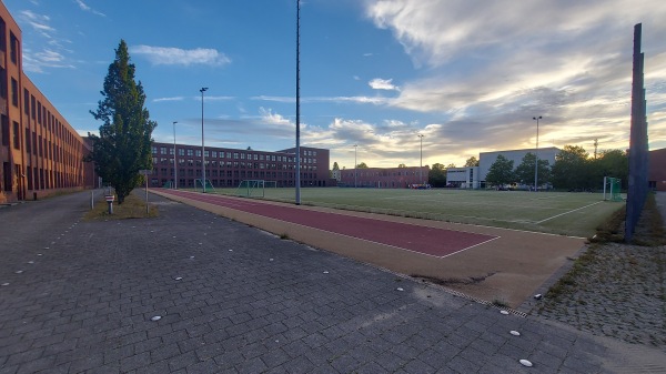 Sportplatz Wilhelm-Ostwald-Schule - OSZ für Gestaltung - Berlin-Steglitz