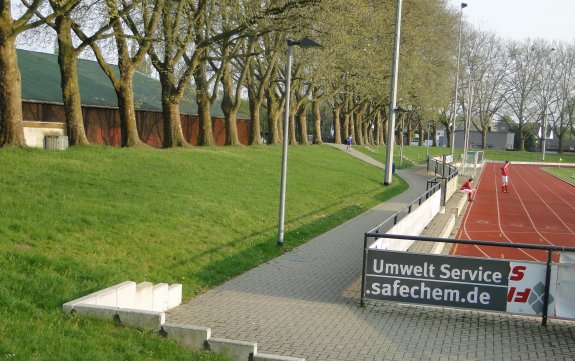 Ernst-Poensgen-Kampfbahn / Bezirkssportanlage Lierenfeld - Düsseldorf-Lierenfeld