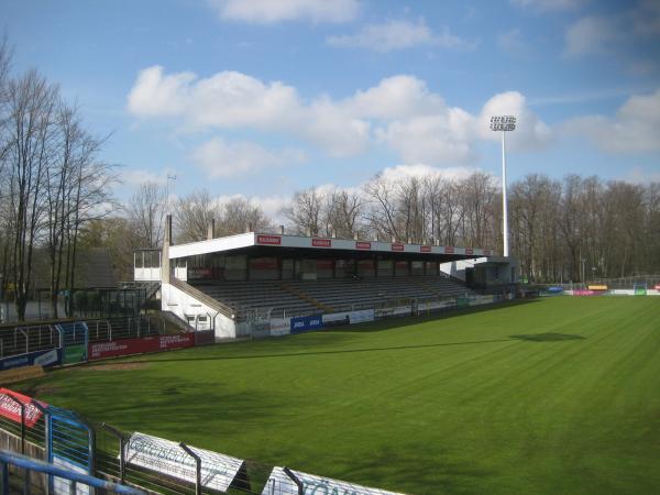 neues Funktionsgebäude rechts der Haupttribüne