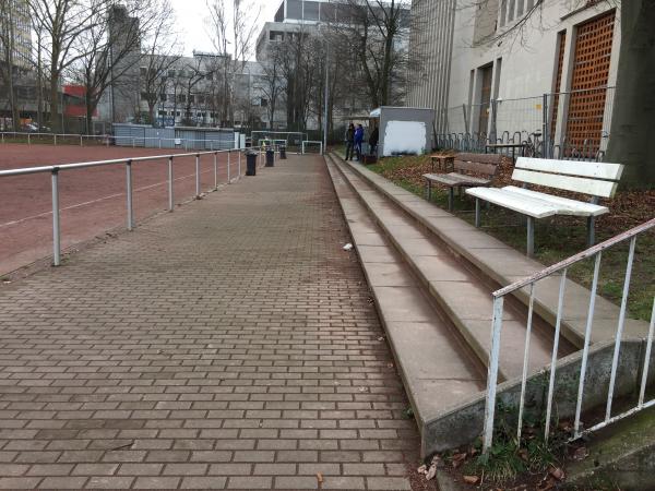 Prälat-Wolker-Anlage / Bezirkssportanlage Mitte Platz 3 - Köln-Ehrenfeld