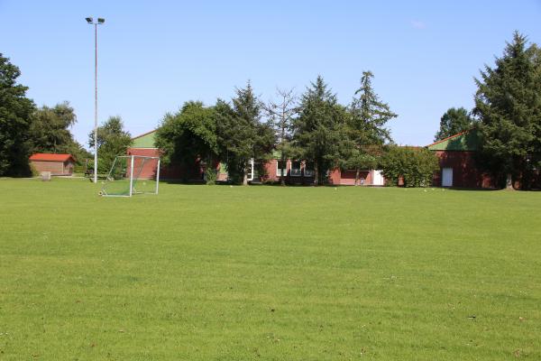 Sportplatz am Mittelpunkt - Blomberg/Ostfriesland-Neuschoo